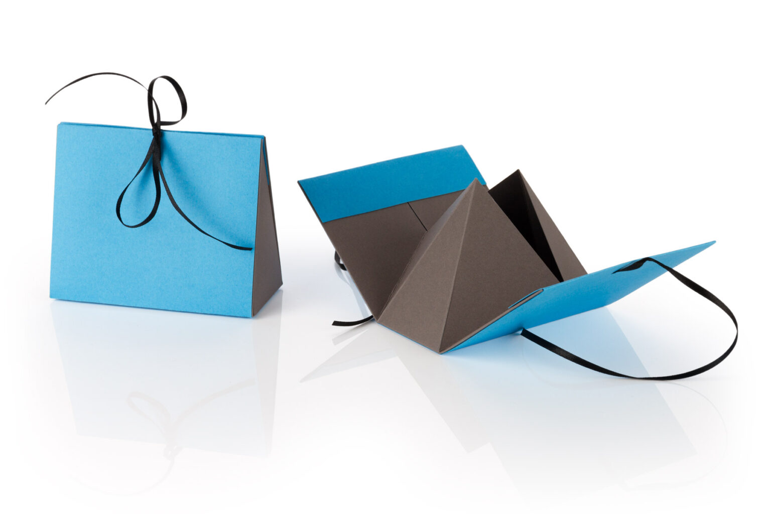 Faltschachtel in Dreiecksform mit Seidenband zum Verschließen