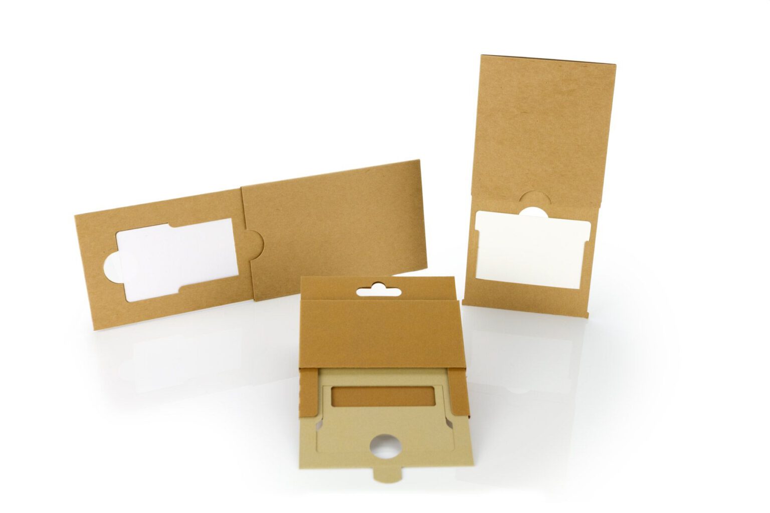 Eine Sammlung von Gutscheinhüllen aus Kraftpapier und Kraftkarton