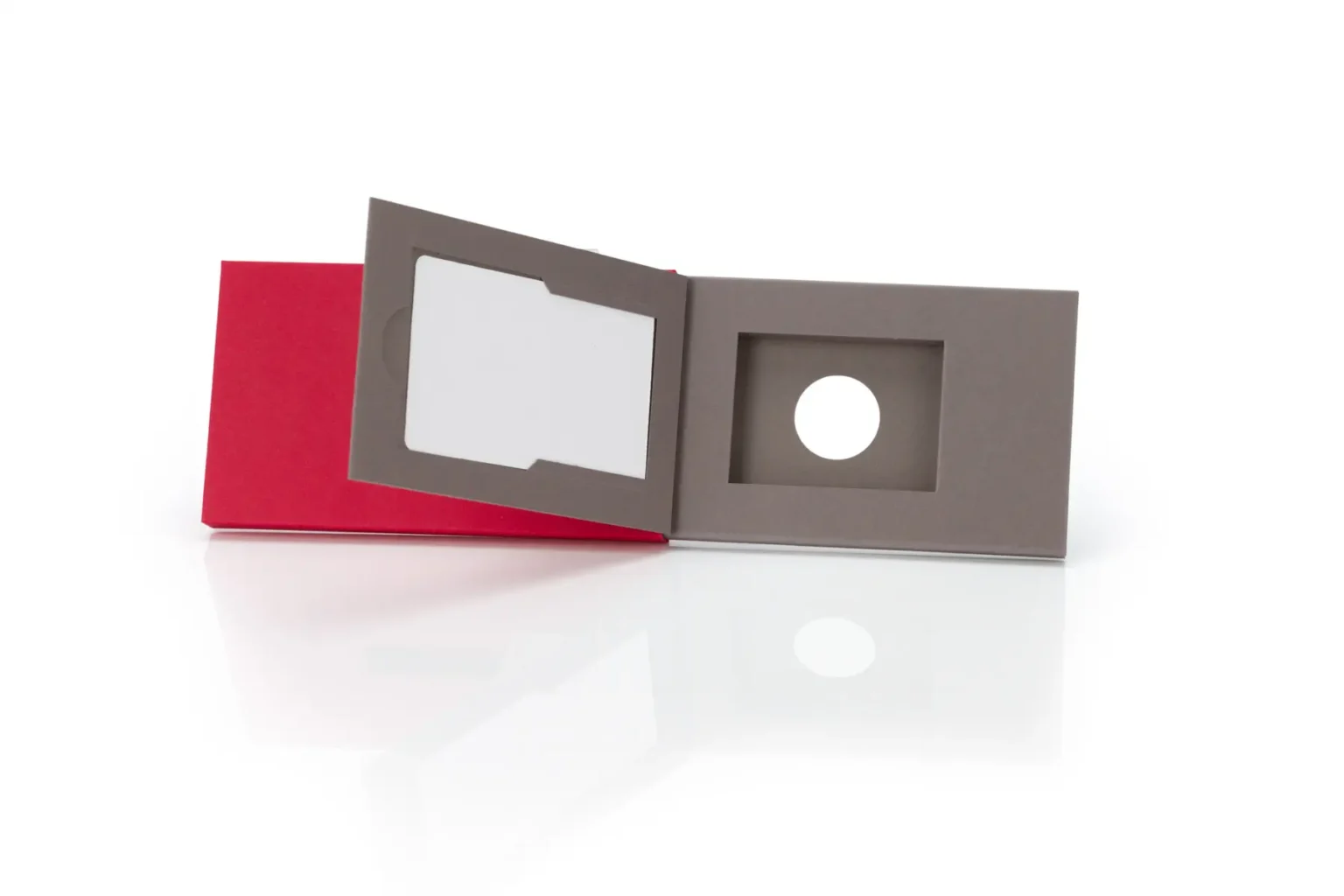 Schiebeschachtel für ein Produkt mit geöffneter Klappe