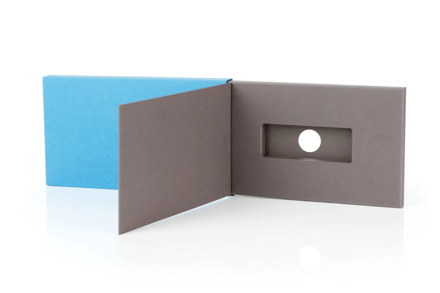 Schiebeschachtel für ein Produkt mit geöffneter Klapper