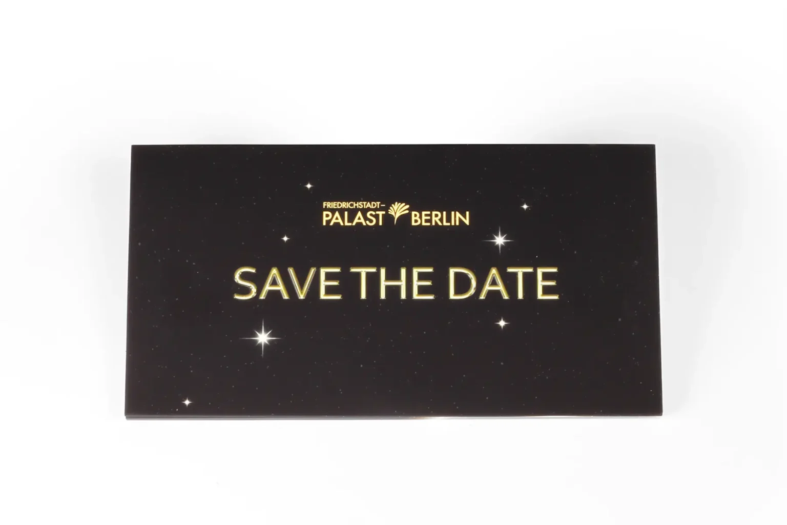 Geschlossene Save-the-Date-Schiebeschachtel mit Sternenhimmel und goldgeprägtem Schriftzug Friedrichstadt-Palast Berlin